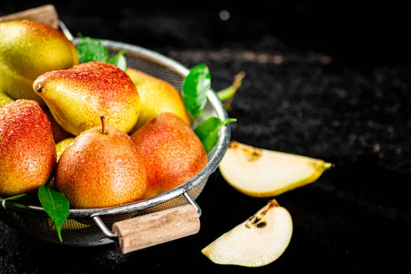 Fresh Pears Leaves Colander Black Background High Quality Photo — Fotografia de Stock