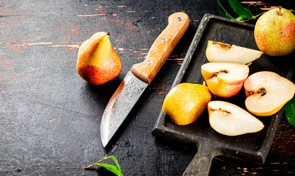 Sliced Fresh Pear Cutting Board Dark Background High Quality Photo — Zdjęcie stockowe