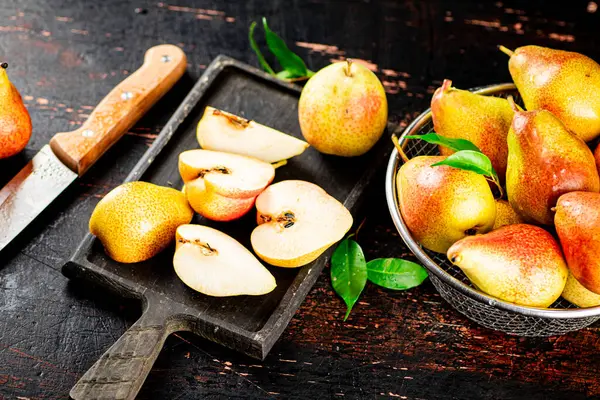 Sliced Fresh Pear Cutting Board Dark Background High Quality Photo — Zdjęcie stockowe