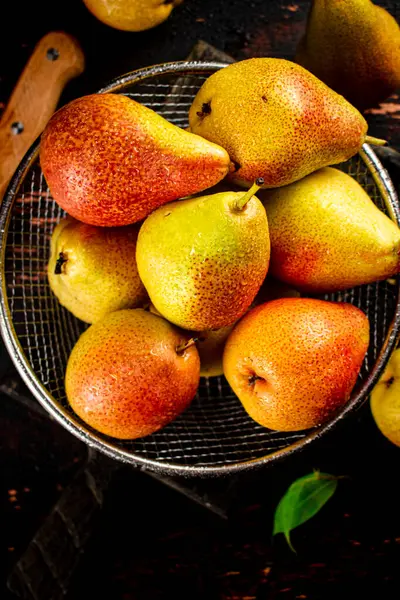 Ripe Pears Colander Rustic Dark Background High Quality Photo — Zdjęcie stockowe