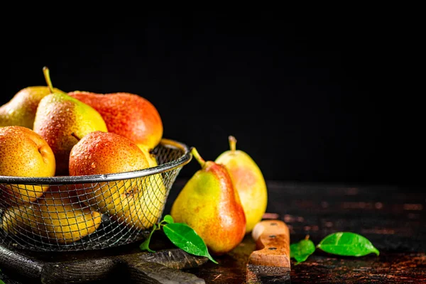 Pears Colander Cutting Board Black Background High Quality Photo — Zdjęcie stockowe