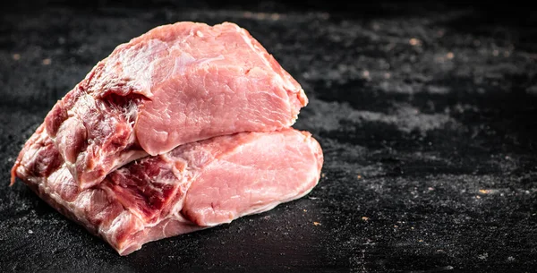 テーブルの上に生の豚肉の破片 黒を背景に 高品質の写真 — ストック写真