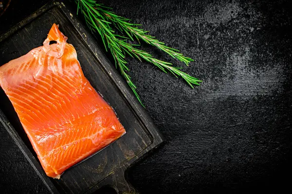 まな板の上でおいしい塩鮭 黒を背景に 高品質の写真 — ストック写真