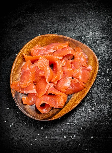 Wooden Plate Slices Salted Salmon Black Background High Quality Photo — Foto Stock