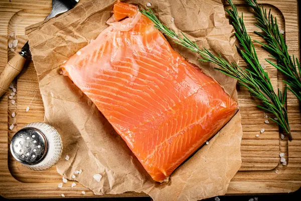 ローズマリーと塩と鮭の塩 木製の背景に 高品質の写真 — ストック写真