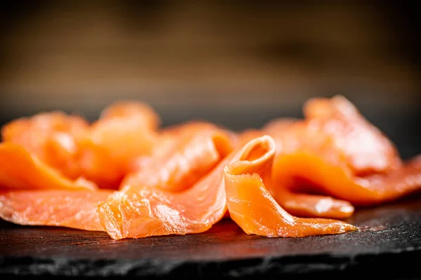テーブルの上に塩鮭のスライス 木製の背景に 高品質の写真 — ストック写真