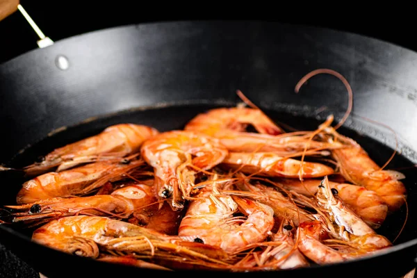 Saucepan Cooked Boiled Shrimp Black Background High Quality Photo — стоковое фото