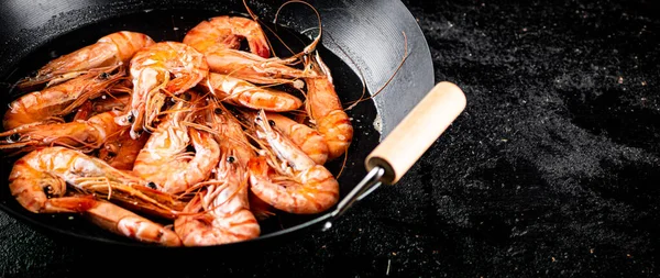 Saucepan Cooked Boiled Shrimp Black Background High Quality Photo — Stock Photo, Image