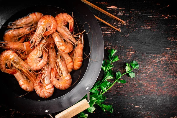 Pot Cooking Shrimp Parsley Black Background High Quality Photo — 스톡 사진