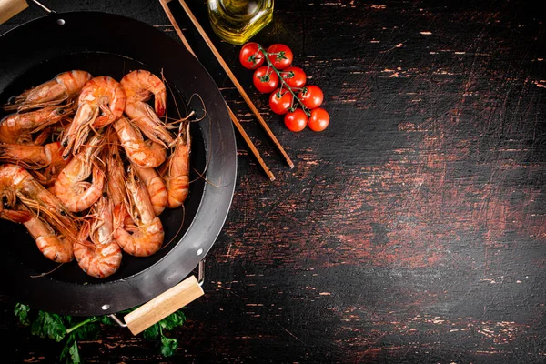 Cooked Shrimp Saucepan Parsley Tomatoes Rustic Dark Background High Quality — Fotografia de Stock