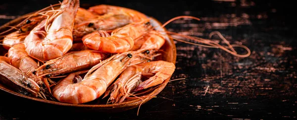 Boiled Shrimp Wooden Plate Dark Background High Quality Photo — 스톡 사진