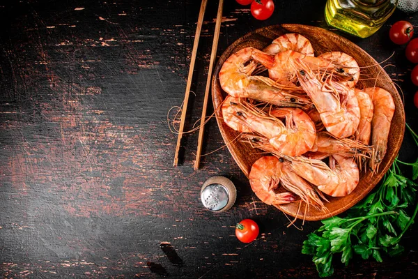Boiled Shrimp Plate Tomatoes Parsley Dark Background High Quality Photo — стоковое фото