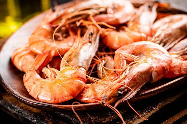 Boiled Shrimp Wooden Plate Dark Background High Quality Photo — 스톡 사진