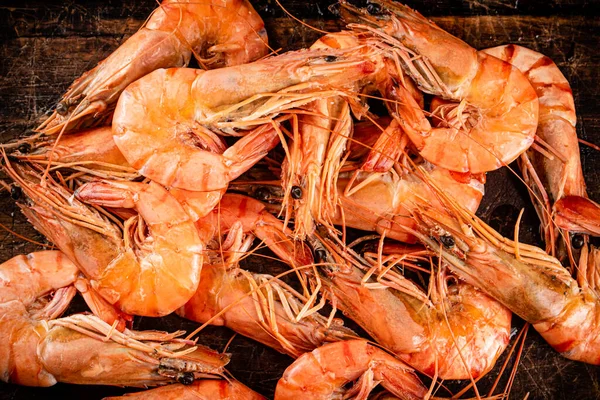 Cooked Shrimp Wooden Cutting Board Dark Background High Quality Photo — Stockfoto