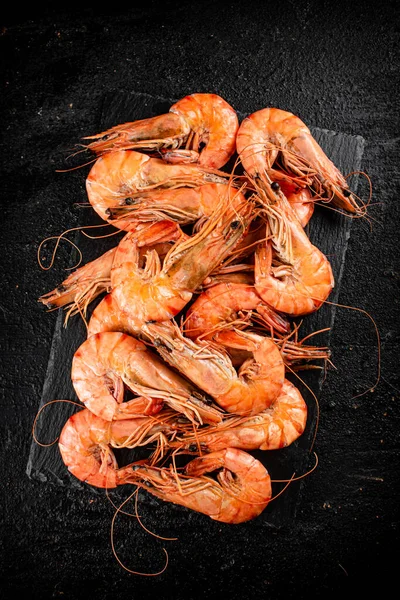 Delicious Boiled Shrimp Stone Board Black Background High Quality Photo — Stock Photo, Image
