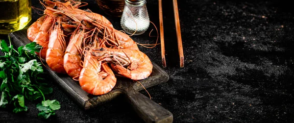 Boiled Shrimp Cutting Board Parsley Spices Black Background High Quality — стоковое фото