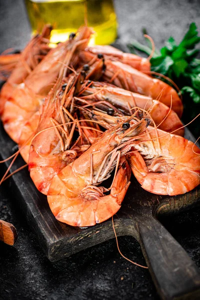 Boiled Shrimp Cutting Board Black Background High Quality Photo — 스톡 사진
