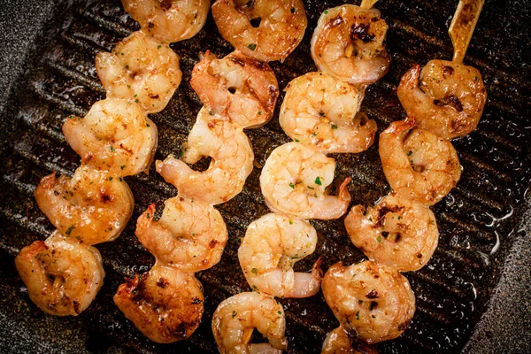 Grilled Shrimp Frying Pan Rustic Background High Quality Photo — 图库照片