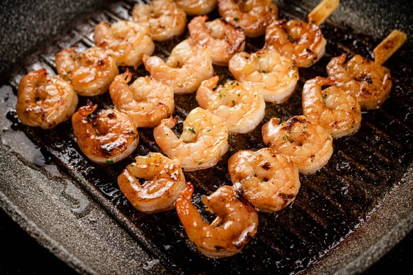 Grilled Shrimp Frying Pan Rustic Background High Quality Photo — 图库照片