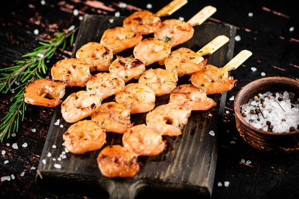 Delicious Grilled Shrimp Cutting Board Rosemary Spices Rustic Dark Background — Fotografia de Stock