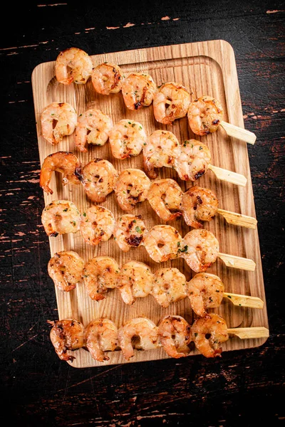 Grilled Shrimp Skewers Cutting Board Dark Background High Quality Photo — Stock Photo, Image
