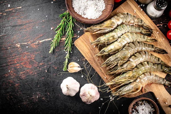 Raw Shrimp Cutting Board Garlic Rosemary Dark Background High Quality —  Fotos de Stock