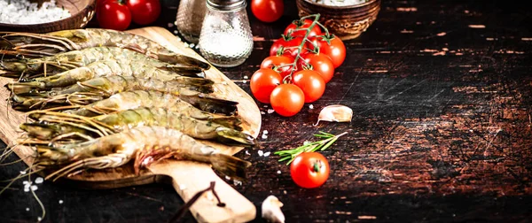 Raw Shrimp Wooden Cutting Board Tomatoes Spices Dark Background High — ストック写真