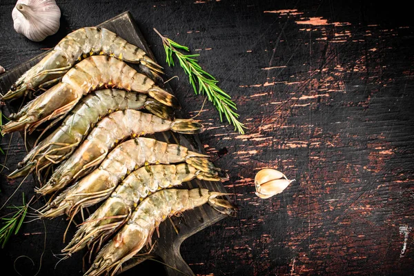 Raw Shrimp Cutting Board Rosemary Garlic Dark Background High Quality — Stock Photo, Image