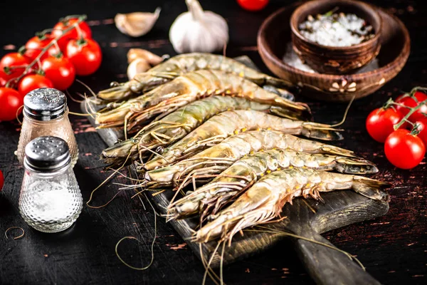 Raw Shrimp Cutting Board Spices Tomatoes Dark Background High Quality —  Fotos de Stock