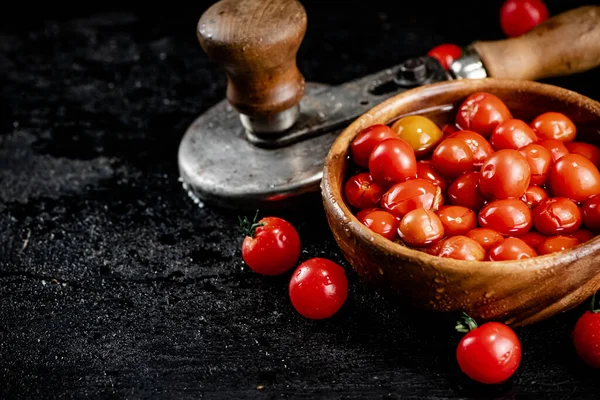 Tomatoes Marinating Wooden Plate Black Background High Quality Photo — 스톡 사진