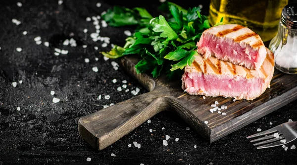 Grilled Tuna Steak Parsley Cutting Board Black Background High Quality — Stockfoto