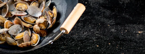 Vongole Pot Water Black Background High Quality Photo — Foto Stock