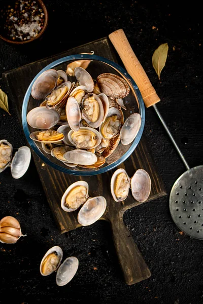Vongole Glass Bowl Cutting Board Black Background High Quality Photo — Stock Photo, Image