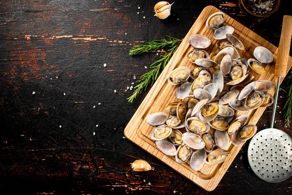 Vongole Wooden Cutting Board Dark Background High Quality Photo — Stock Photo, Image
