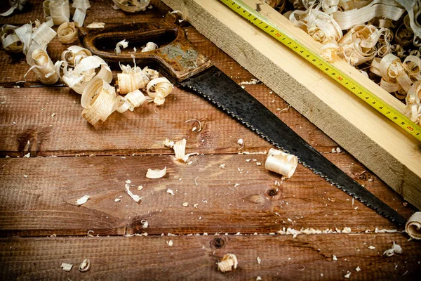 Hand Saw Wooden Shavings Wooden Background High Quality Photo — Stock Photo, Image