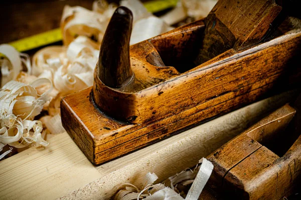 Working Tool Planer Wooden Shavings Wooden Background High Quality Photo — ストック写真