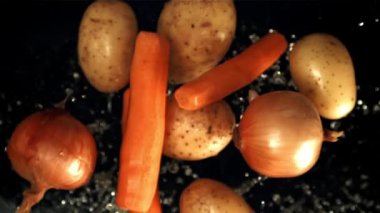 Sebzeler uçar ve düşer. Film, yavaş çekim 1000 fp. Yüksek kaliteli FullHD görüntüler