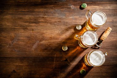 Taze biralı bardaklar. Ahşap arka planda.