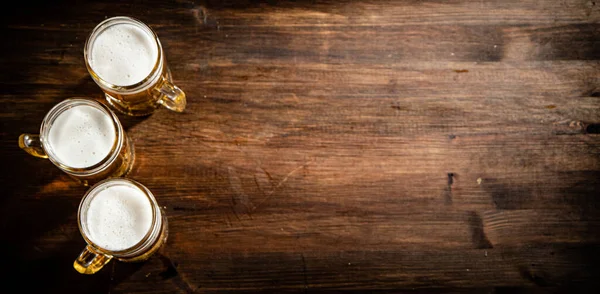 Bicchieri Con Birra Fresca Sfondo Legno — Foto Stock