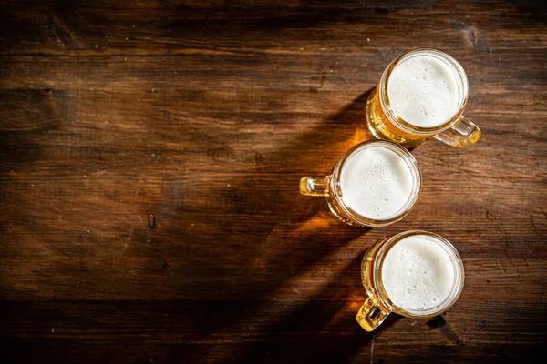 Gläser Mit Frischem Bier Auf Holzgrund — Stockfoto