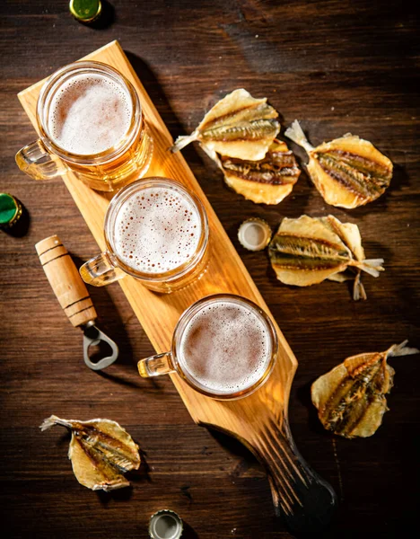 Szklanki Piwa Suszoną Rybą Drewnianej Desce — Zdjęcie stockowe