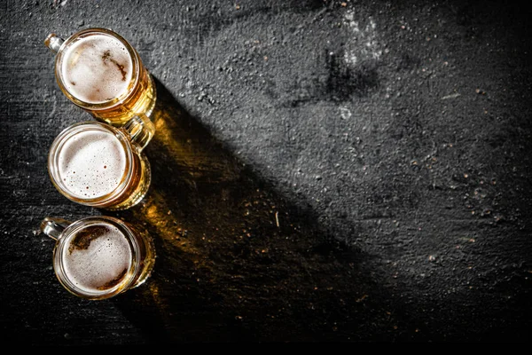 ビールとグラス 素朴な背景で — ストック写真