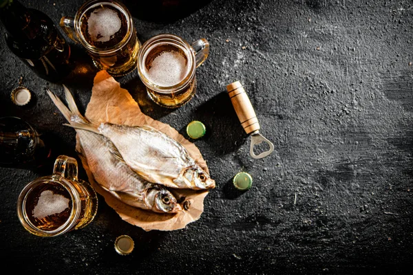 Пиво Сушеной Рыбой Деревенском Фоне — стоковое фото