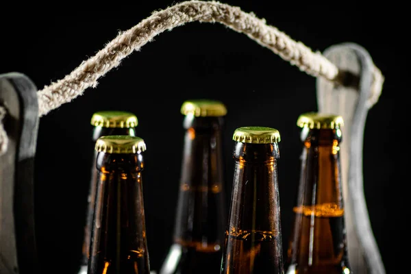 Пляшки Пива Коробці Сільському Тлі — стокове фото