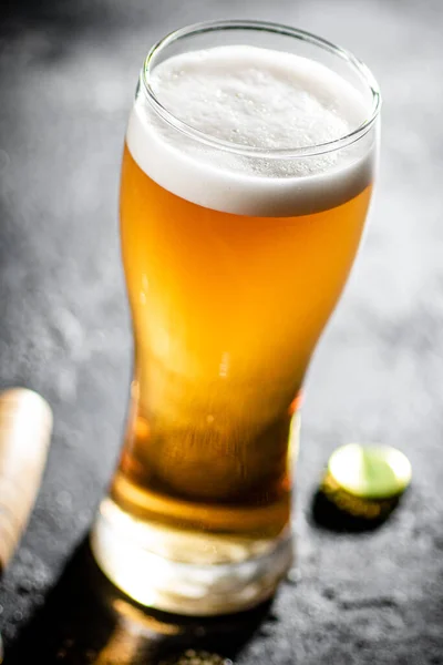 Склянка Пивом Сільському Тлі — стокове фото