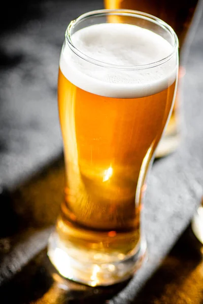 ビールとグラス 素朴な背景で — ストック写真