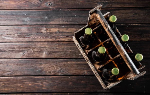 Bierflessen Een Oude Doos Houten Ondergrond — Stockfoto