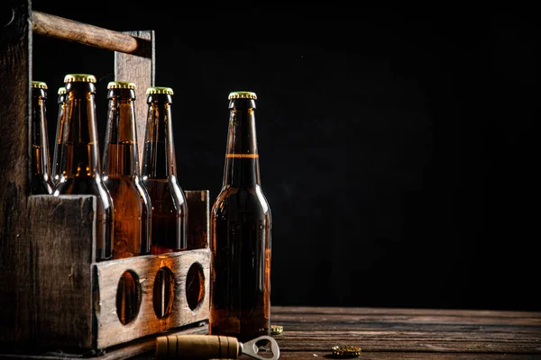 Пивні Пляшки Старій Коробці Дерев Яному Тлі — стокове фото