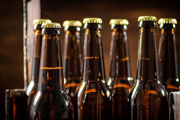 Botellas Cerveza Sobre Fondo Madera —  Fotos de Stock