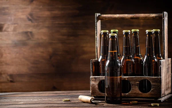 Butelki Piwie Starym Pudełku Drewnianym Tle — Zdjęcie stockowe